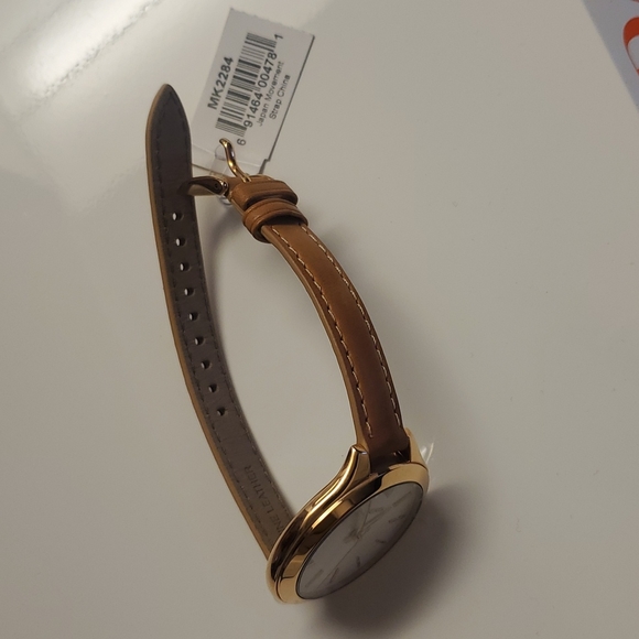 Michael Kors Women's Runaway Beige Leather Watch - Picture 7 of 8